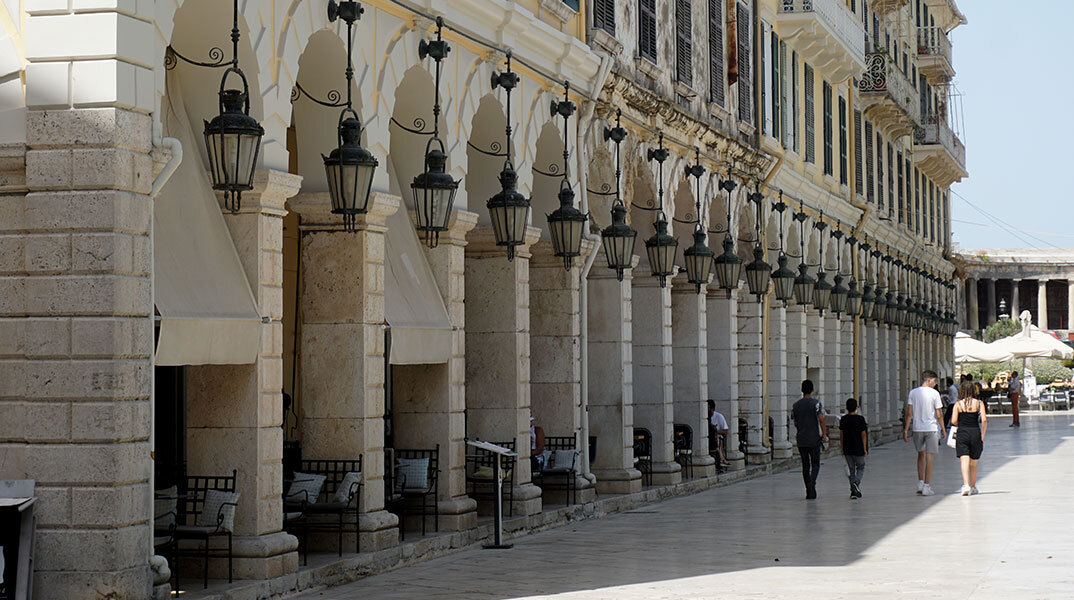 Το Λιστόν στην Κέρκυρα με τις χαρακτηριστικές αψίδες
