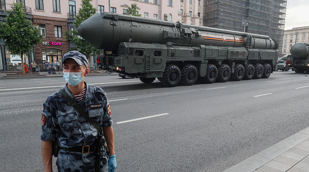 Ρωσικός πυρηνικός πύραυλος σε στρατιωτική παρέλαση στη Μόσχα