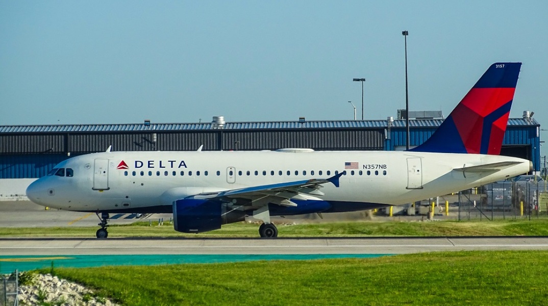 Delta: Επιβάτης άνοιξε την πόρτα αεροπλάνου και έκανε «τσουλήθρα» στην έξοδο κινδύνου (Εικόνες)