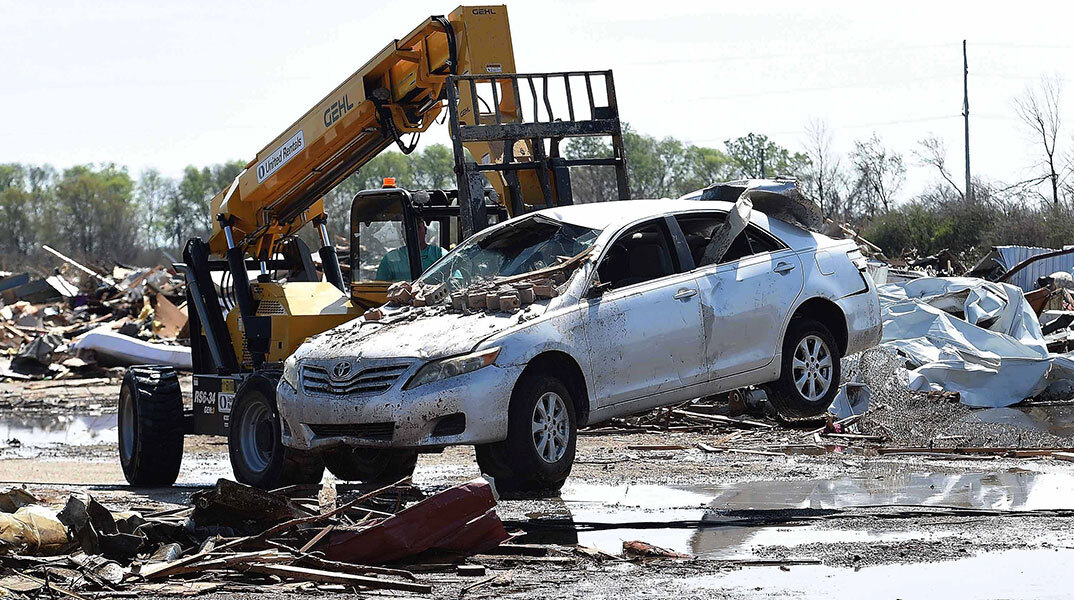 Εκσκαφέας στον Μισισιπή σηκώνει αυτοκίνητο που παρασύρθηκε από τον ανεμοστρόβιλο