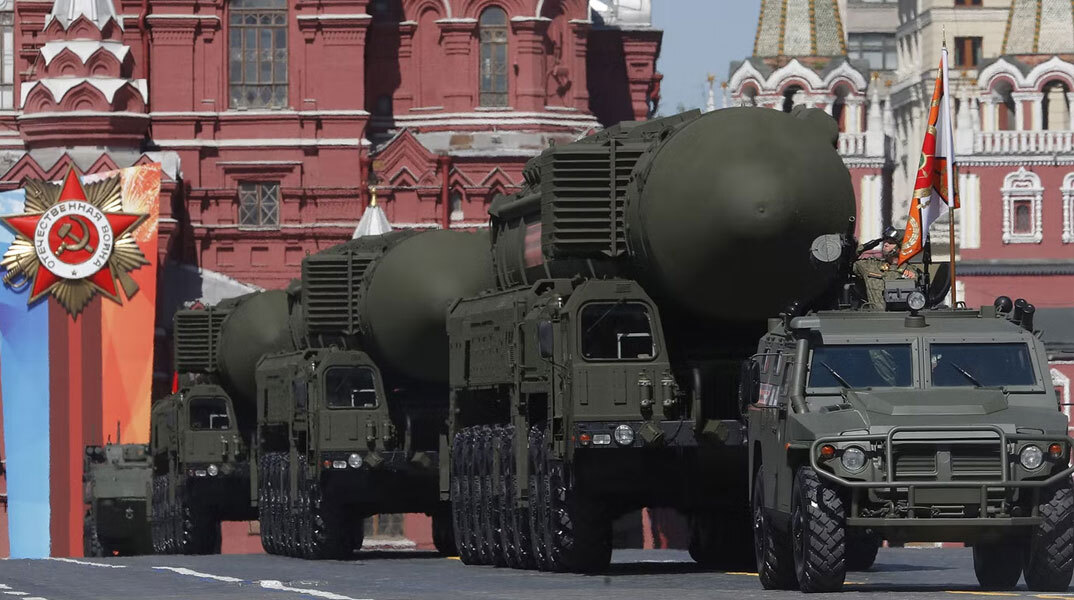 Φορτηγά μεταφέρουν πυρηνικά κατά τη διάρκεια στρατιωτικής παρέλασης στη Μόσχα
