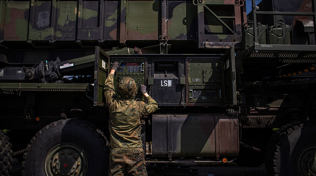 Στρατιώτης στη Σλοβακία μπροστά σε στρατιωτικό όχημα που μεταφέρει Patriot