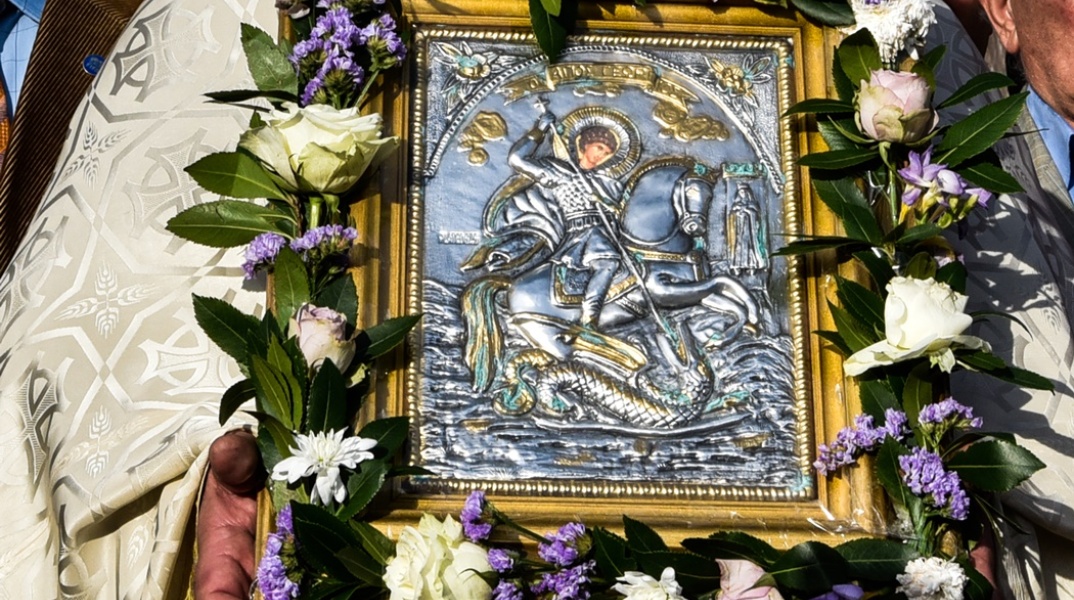 Εικόνα του Αγίου Γεωργίου στολισμένη κατά την περιφορά της