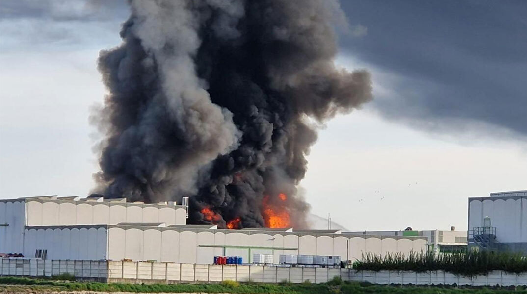 Πυρκαγιά σε εργοστάσιο χημικών στη Νοβάρα της Ιταλίας