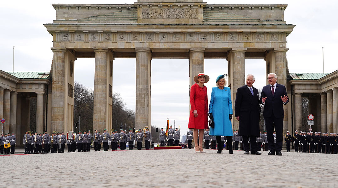 Ο βασιλιάς Κάρολος με την Καμίλα μπροστά στην Πύλη του Βρανδεμβούργου στο Βερολίνο