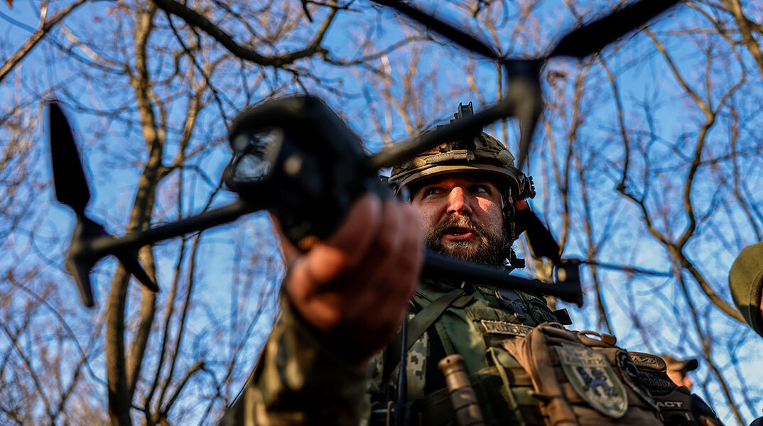 Ουκρανός στρατιώτης ετοιμάζεται να σηκώσει drone στη Χερσώνα της Ουκρανίας