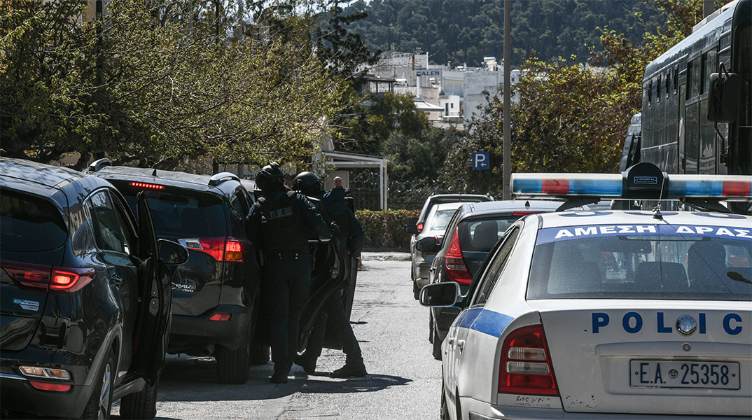 Στιγμιότυπο από τη μεταφορά των δύο συλληφθέντων που σχεδίαζαν τρομοκρατικό χτύπημα