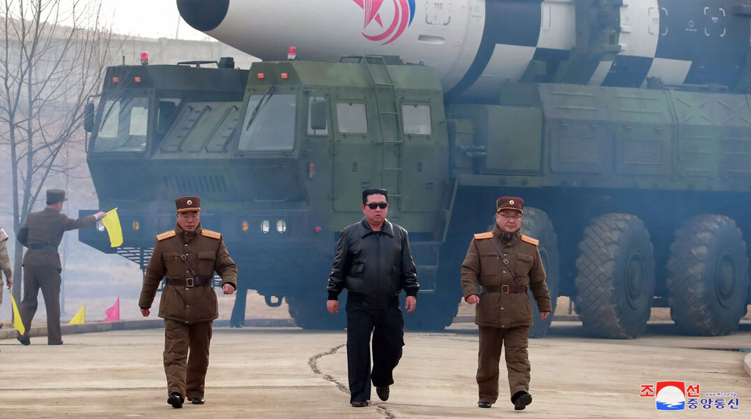 Ο Κιμ Γιονγκ Ουν μπροστά από βαλλιστικό πύραυλο