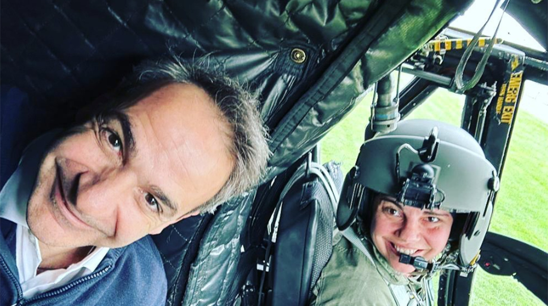 Η selfie Μητσοτάκη με την πρώτη γυναίκα κυβερνήτη σε ειδικό μέσο της Αεροπορίας Στρατού