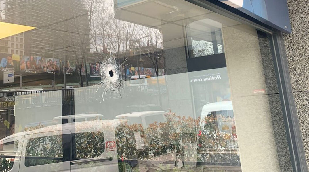Η τρύπα που προκάλεσε η σφαίρα του ενόπλου στα γραφεία της Ακσενέρ στην Κωνσταντινούπολη