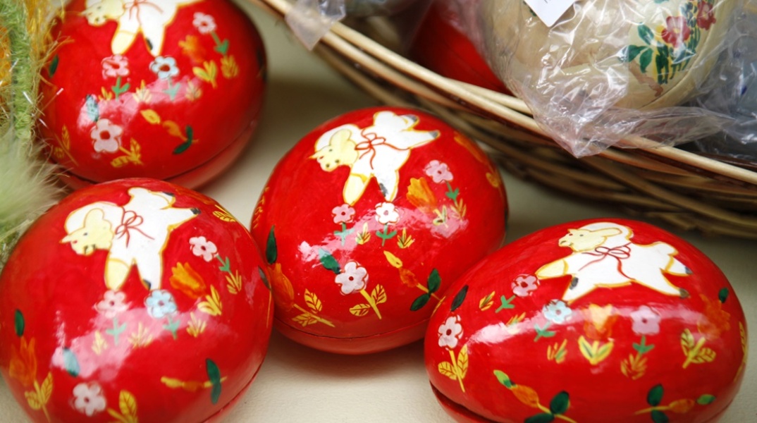 Πασχαλινά αυγά κόκκινα και ζωγραφισμένα