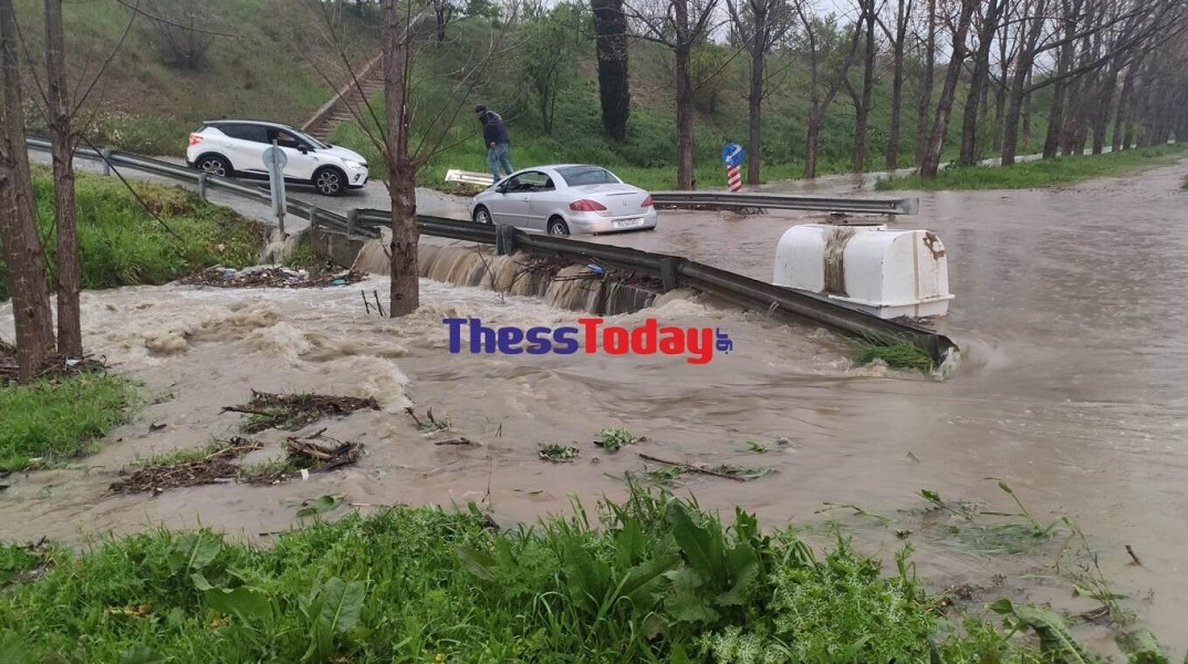 Κακοκαιρία «ilina»: Πλημμύρισαν δρόμοι στη Θεσσαλονίκη - Εγκλωβίστηκε οδηγός