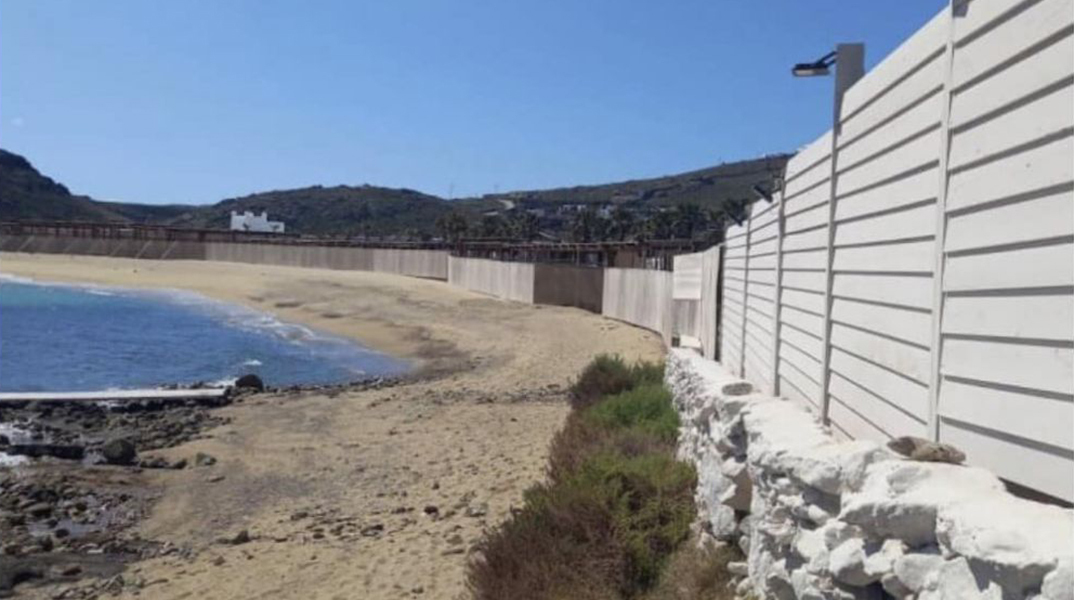 Μύκονος: Φράχτης στην παραλία Πάνορμος