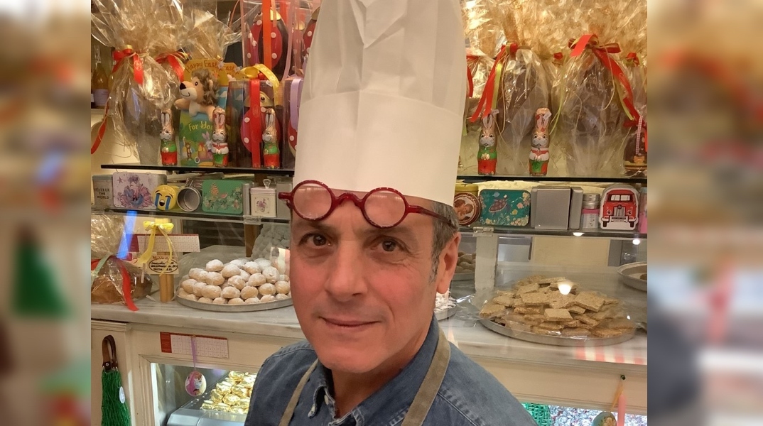Ο Γιάννης Μουρούζης είναι η ψυχή ενός ιστορικού θεσσαλονικιώτικου ζαχαροπλαστείου
