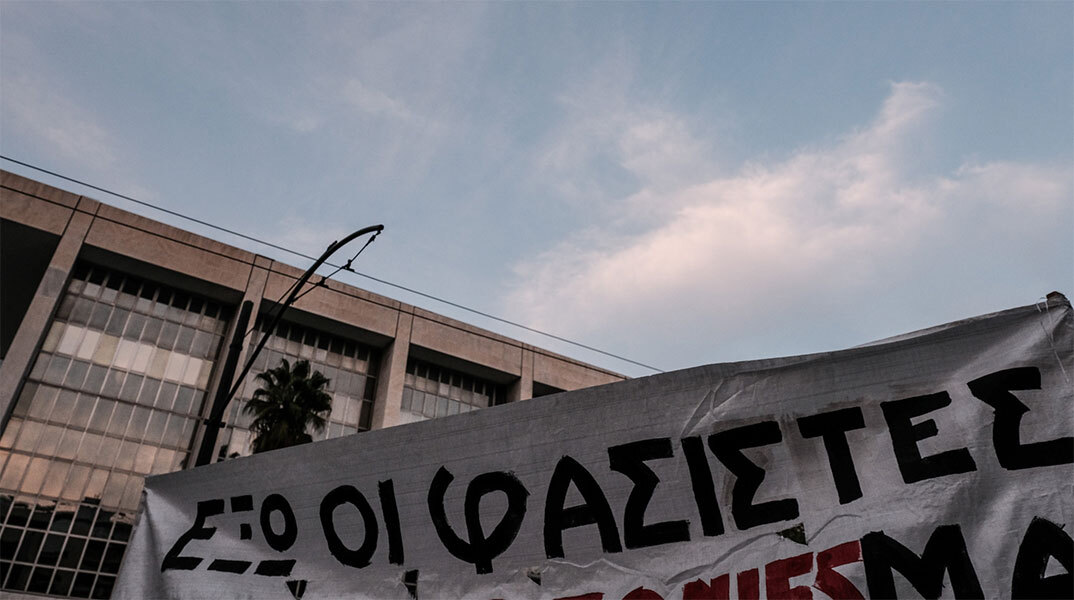 Πανό σε αντιφασιστική πορεία