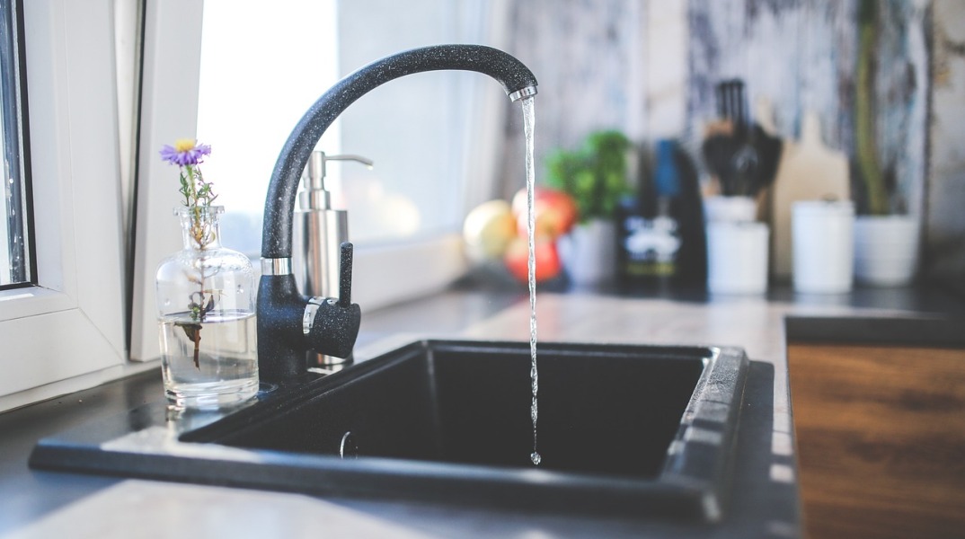 Νερό - Βρύση σε κουζίνα σπιτιού