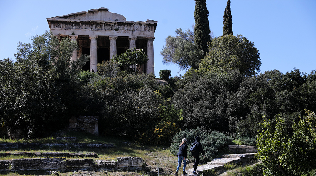 Τουρίστες σε αρχαιολογικό χώρο