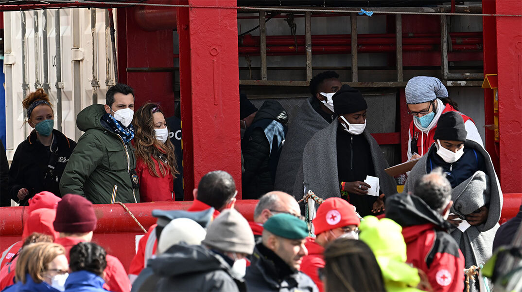 Μετανάστες που διασώθηκαν από τις ιταλικές αρχές