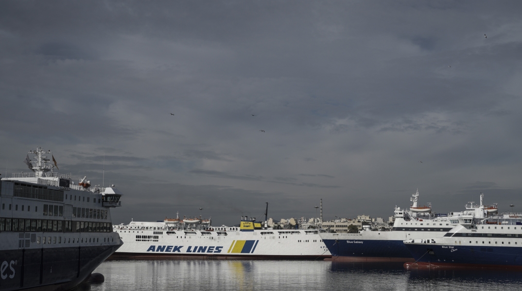 Πλοία δεμένα στο λιμάνι του Πειραιά
