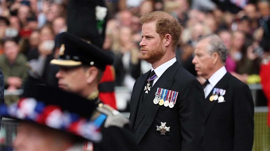 Ο πρίγκιπας Χάρι θα παραστεί στη στέψη του βασιλιά Καρόλου, χωρίς τη Μέγκαν Μαρκλ