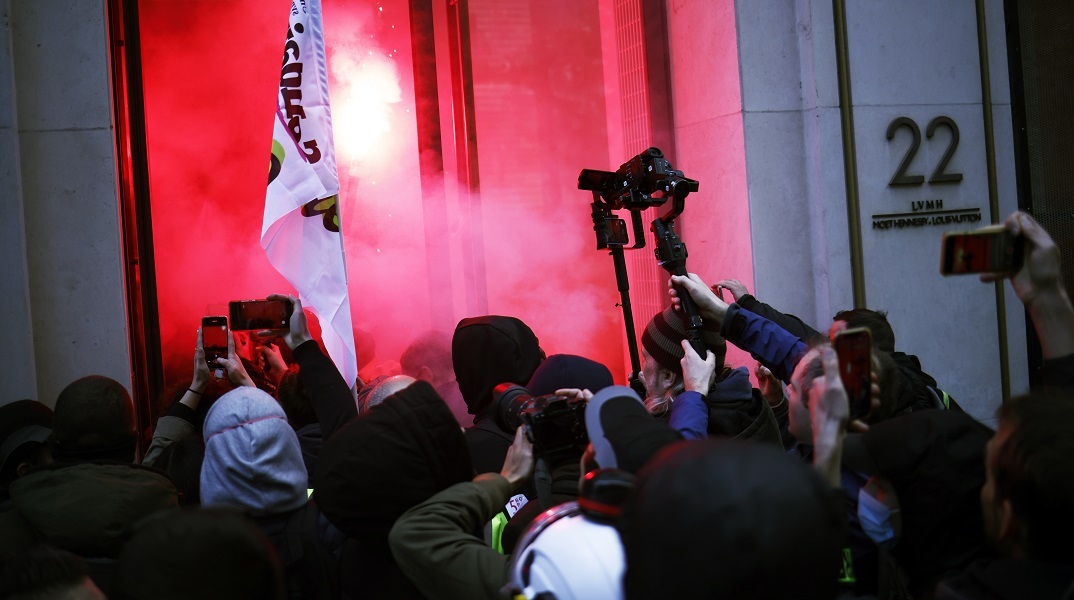 Γαλλία: Διαδηλωτές εισέβαλαν στα κεντρικά της Louis Vuitton στο Παρίσι