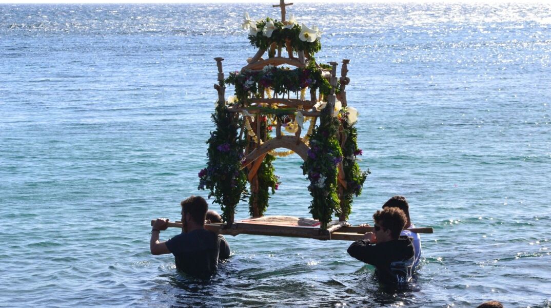 Η ξεχωριστή περιφορά του Επιταφίου μέσα στη θάλασσα