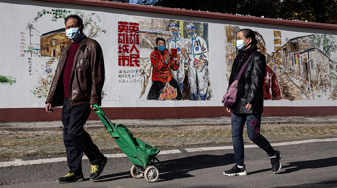 Πολίτες με μάσκα στην Κίνα