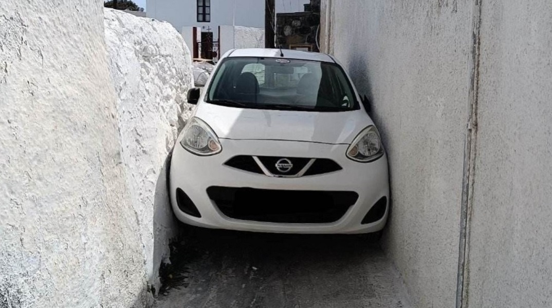 Σαντορίνη: Αυτοκίνητο σφήνωσε σε στενό δρόμο στη Μεσαριά