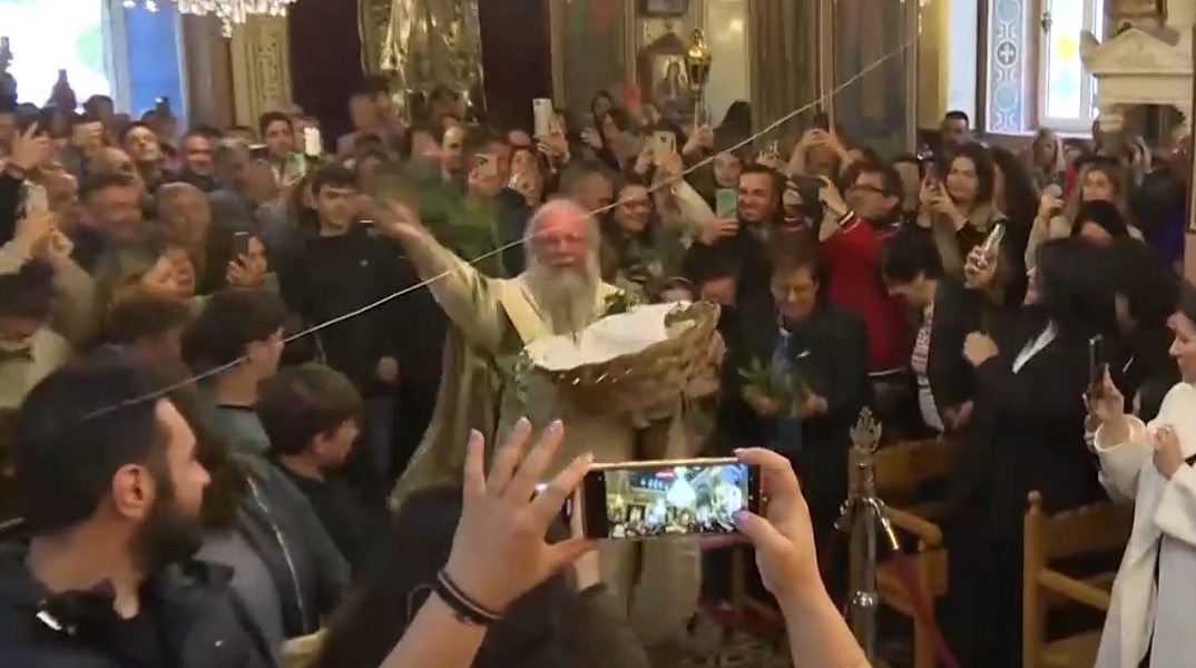 Πάσχα 2023 - Χίος: Έγινε η πρώτη Ανάσταση με τον ιερέα που έχει γίνει viral για το σάλτο του