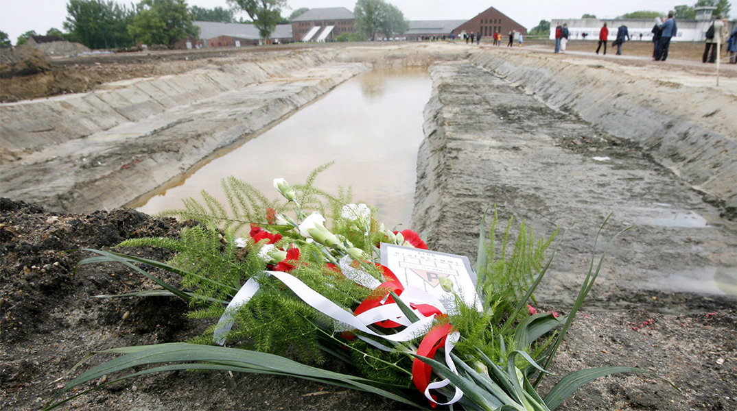 Ένα μπουκέτο λουλούδια στη μνήμη των θυμάτων στο στρατόπεδο συγκέντρωσης Νόιενγκαμμε
