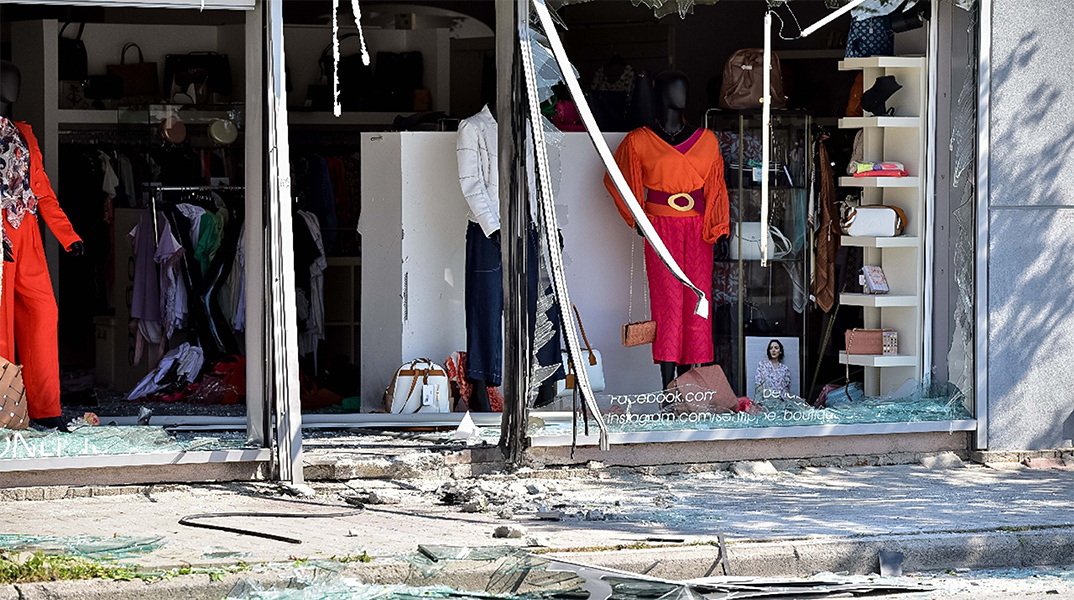 Έκρηξη σε κατάστημα εμπορικού κέντρου στη Λάρισα
