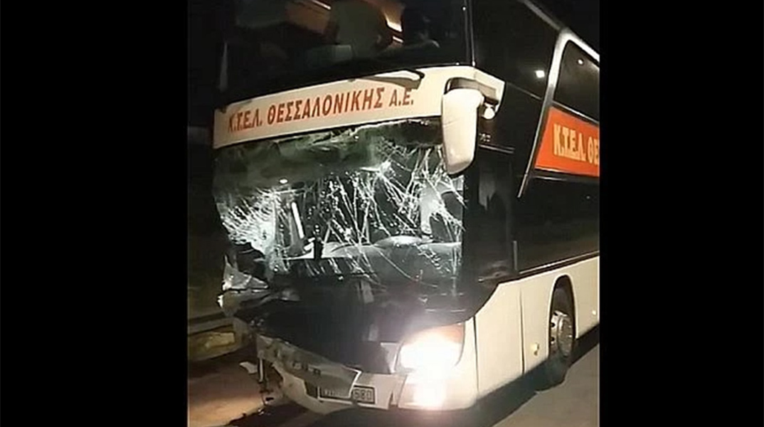 Το λεωφορείο των ΚΤΕΛ που ενεπλάκη στο τροχαίο δυστύχημα στον Πλαταμώνα