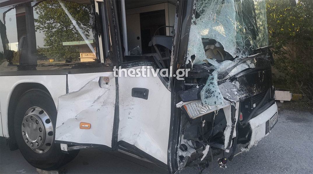 Λεωφορείο των ΚΤΕΛ συγκρούστηκε με δύο ΙΧ στον Πλαταμώνα