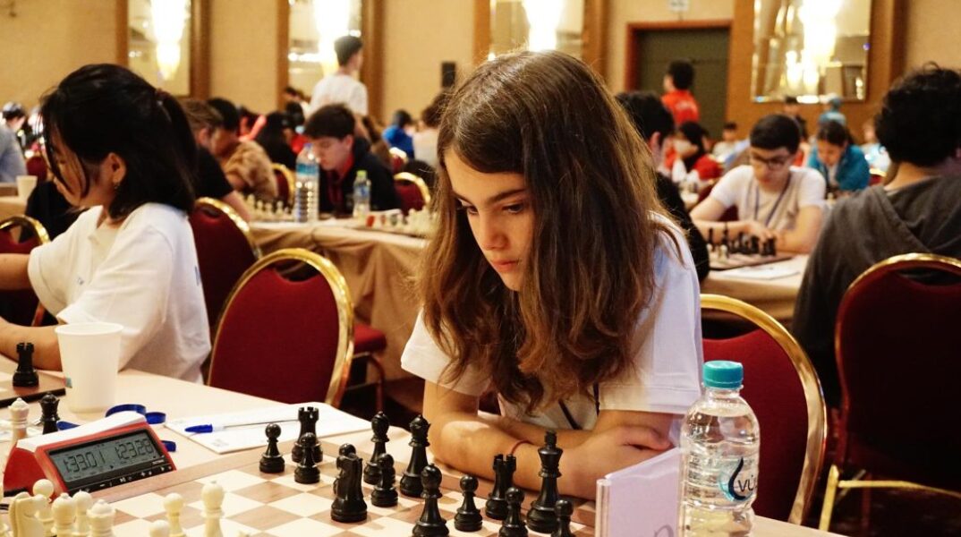 Η 11χρονη Ευαγγελία Σίσκου μπροστά από το σκάκι της προετοιμάζεται για την επόμενη κίνηση