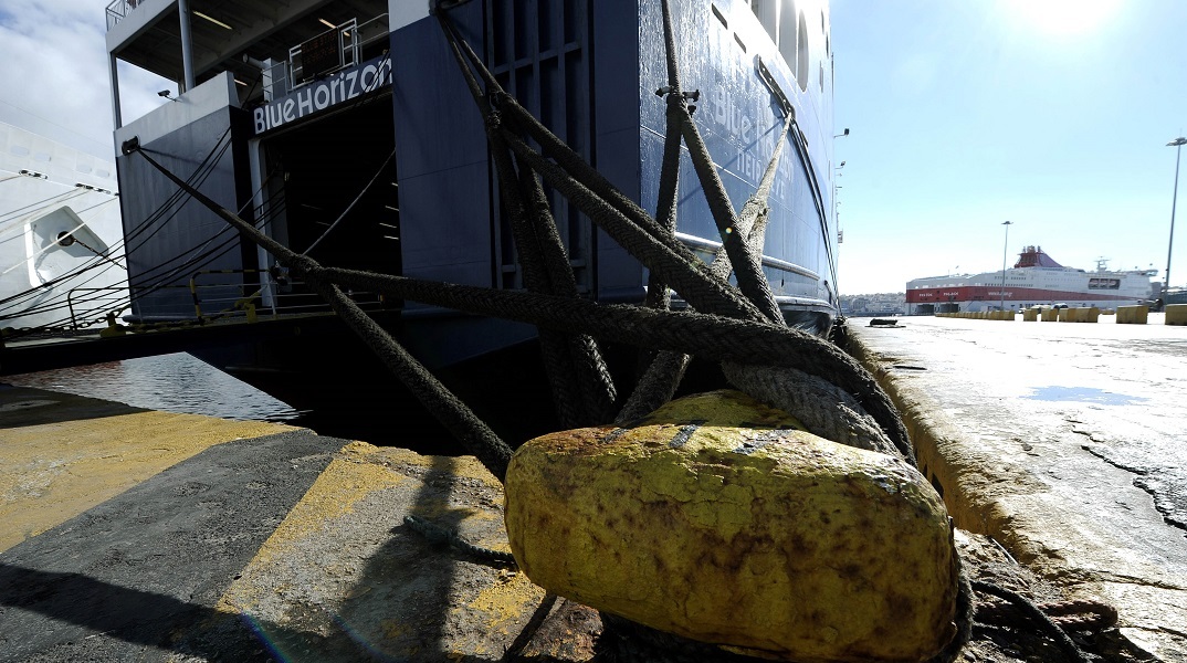 Σκοινιά πλοίων δεμένα στους κάβους