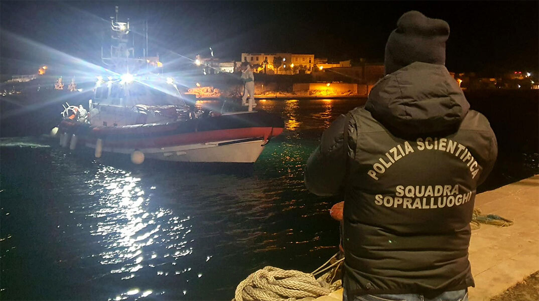 Άνδρας της ιταλικής ακτοφυλακής περιμένει σκάφος με μετανάστες που διασώθηκαν