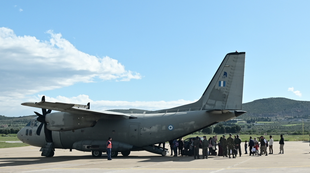 Έλληνες από το Σουδάν αποβιβάζονται από στρατιωτικό αεροπλάνο στην Τανάγρα