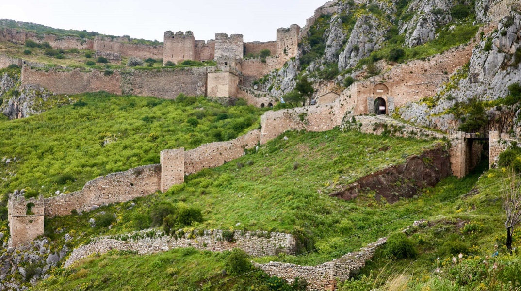 Φωτίζεται και πάλι το κάστρο Ακροκορίνθου 