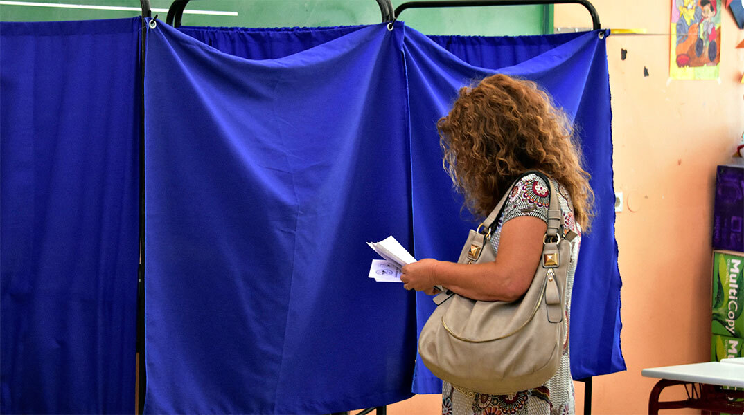 Πολίτης σε εκλογικό τμήμα