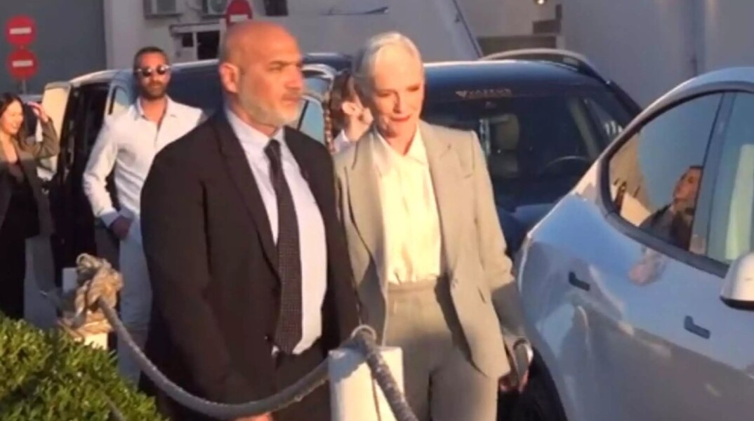 H Maye Musk, μητέρα του Έλον Μασκ, στη Σαντορίνη