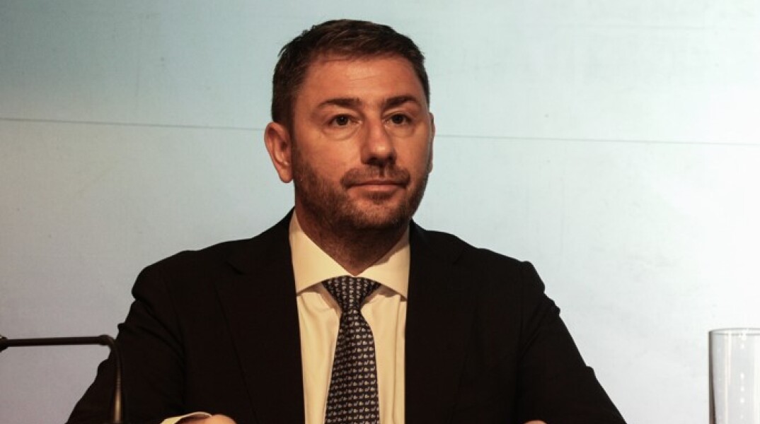 «Τυμβωρύχος του Ανδρέα»: Ο Ανδρουλάκης εξαπολύει «πυρά» κατά Τσίπρα για την «Αλλαγή»