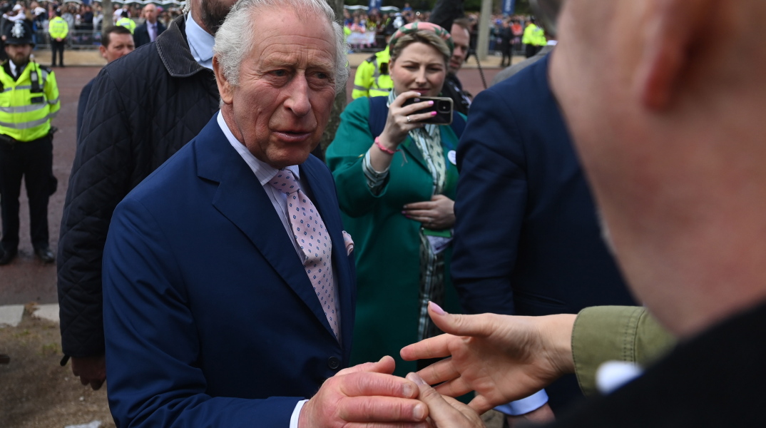 O Κάρολος χαιρετάει τον κόσμο έξω από το Μπάκιγχαμ