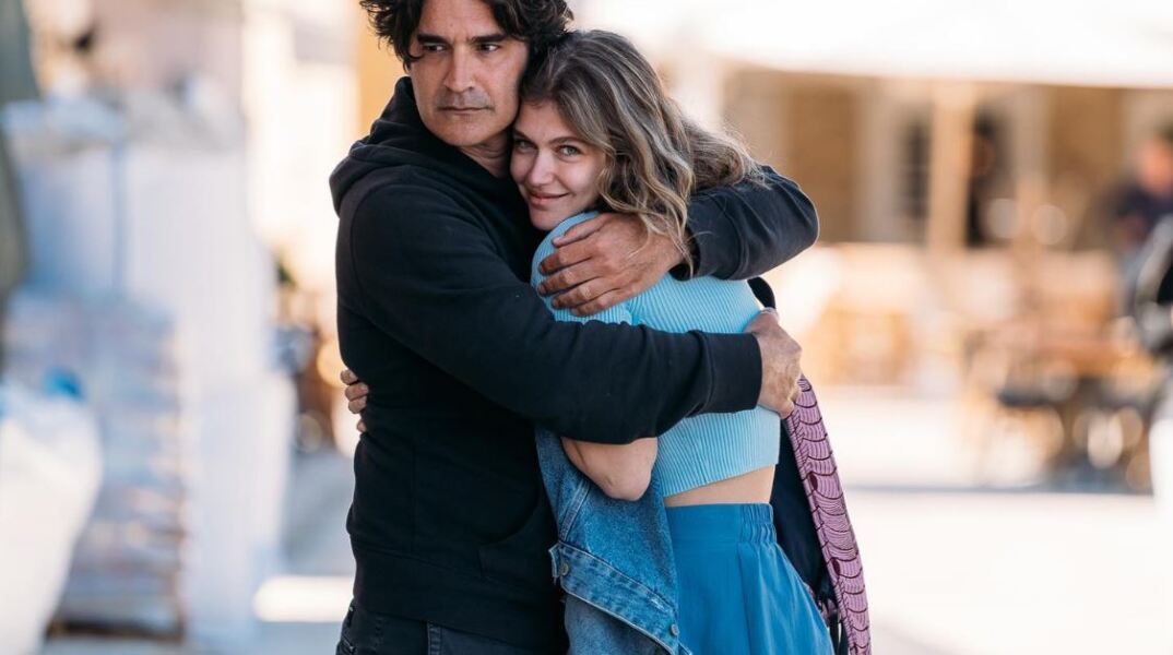 O Χριστόφορος Παπακαλιάτης αγκαλιά με την Κλέλια Ανδριολάτου στα γυρίσματα της β' σεζόν του Maestro