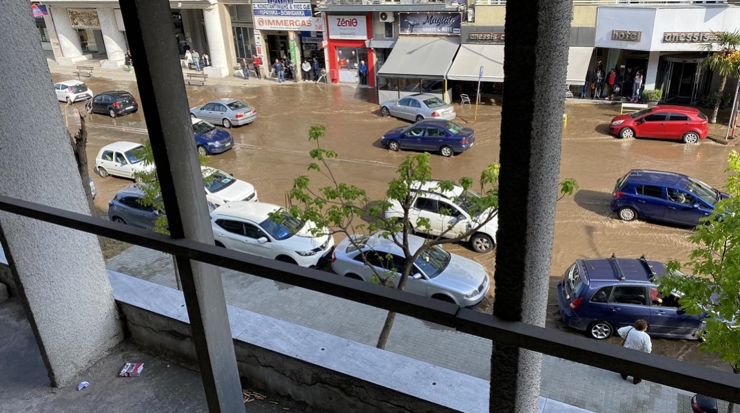 Θεσσαλονίκη: Ποτάμι από λύματα ο δρόμος μπροστά στα δικαστήρια