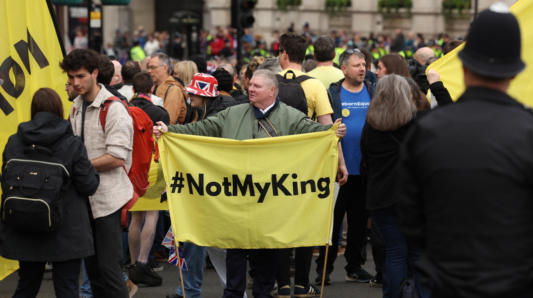 Διαδηλωτές κατά της μοναρχίας στο Λονδίνο