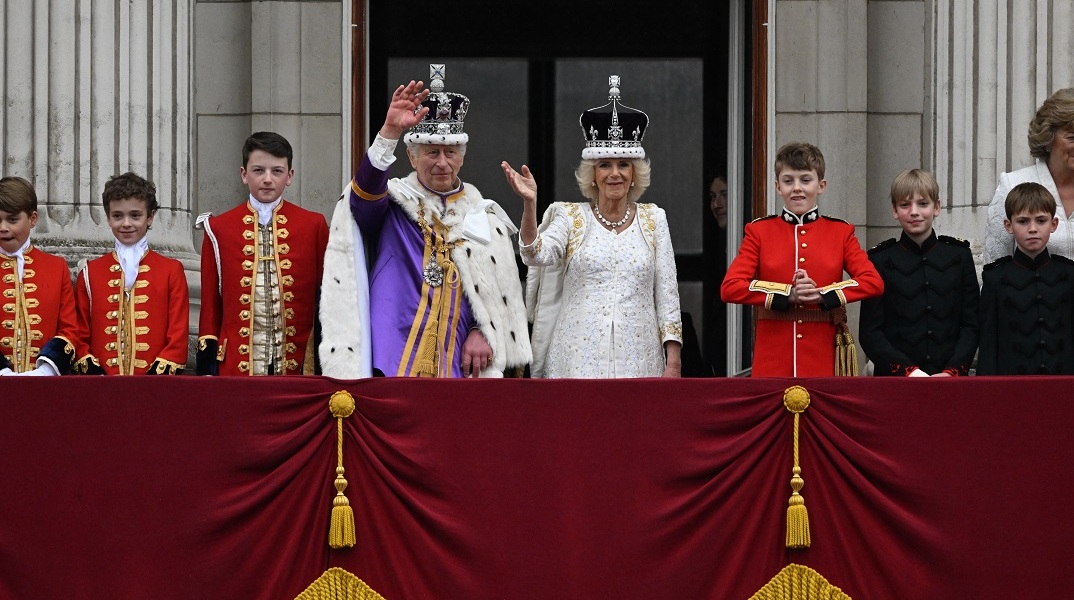 O βασιλιάς Κάρολος, η σύζυγός του Καμίλα και μέλη της βασιλικής οικογένειας χαιρετούν τα πλήθη από το μπαλκόνι του Μπάκιγχαμ