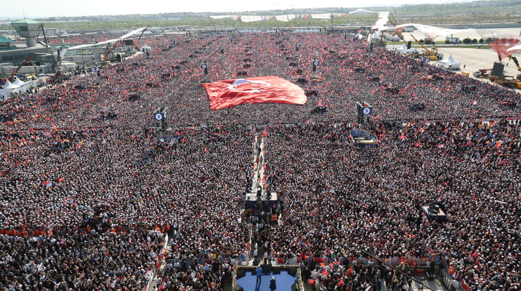 Κόσμος στη συγκέντρωση του κόμματος Ερντογάν στην Κωνσταντινούπολη