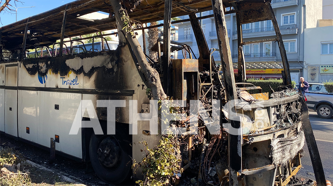 Από τα επεισόδια προκλήθηκε φωτιά σε τουριστικά λεωφορεία
