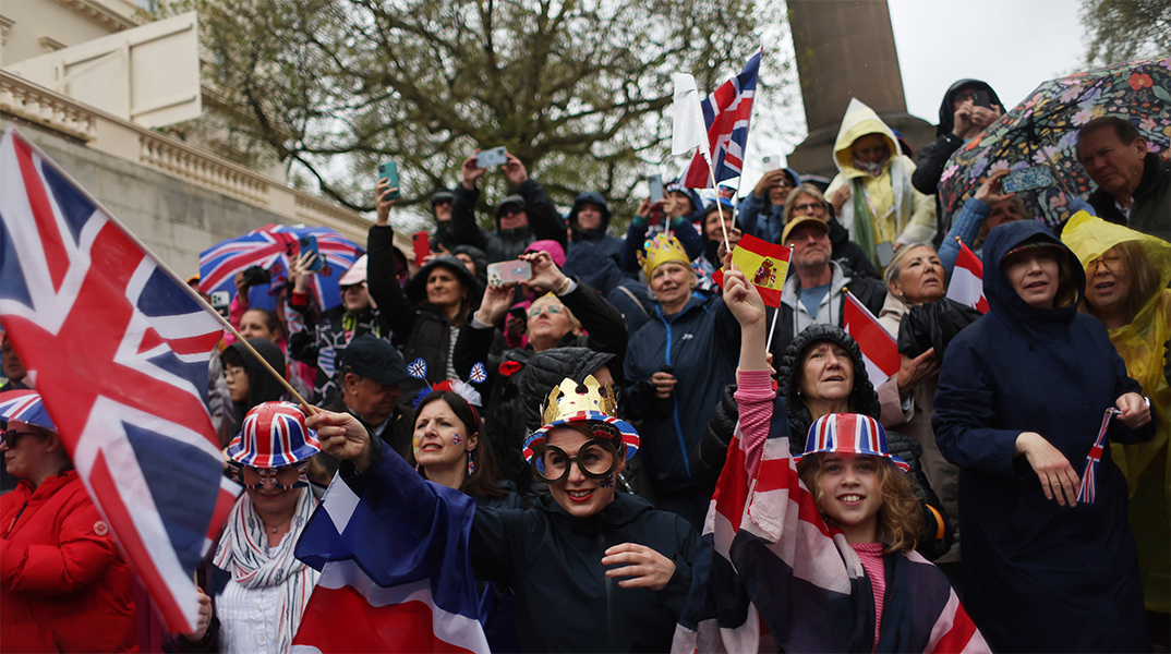 Βρετανοί παρακολουθούν τη στέψη του Καρόλου