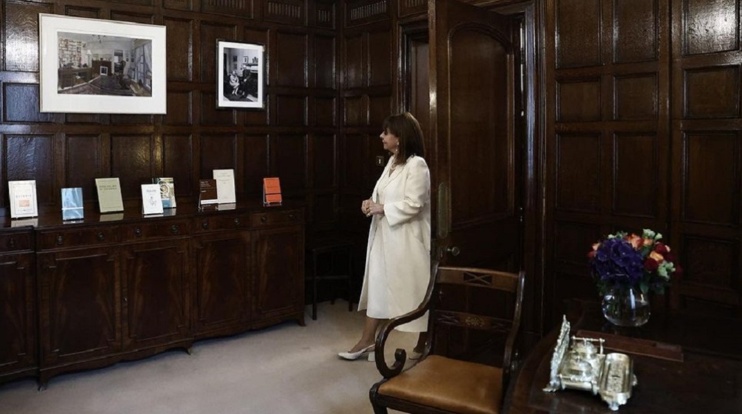Κατερίνα Σακελλαροπούλου: Ξενάγηση στο γραφείο του Γιώργου Σεφέρη στο Λονδίνο